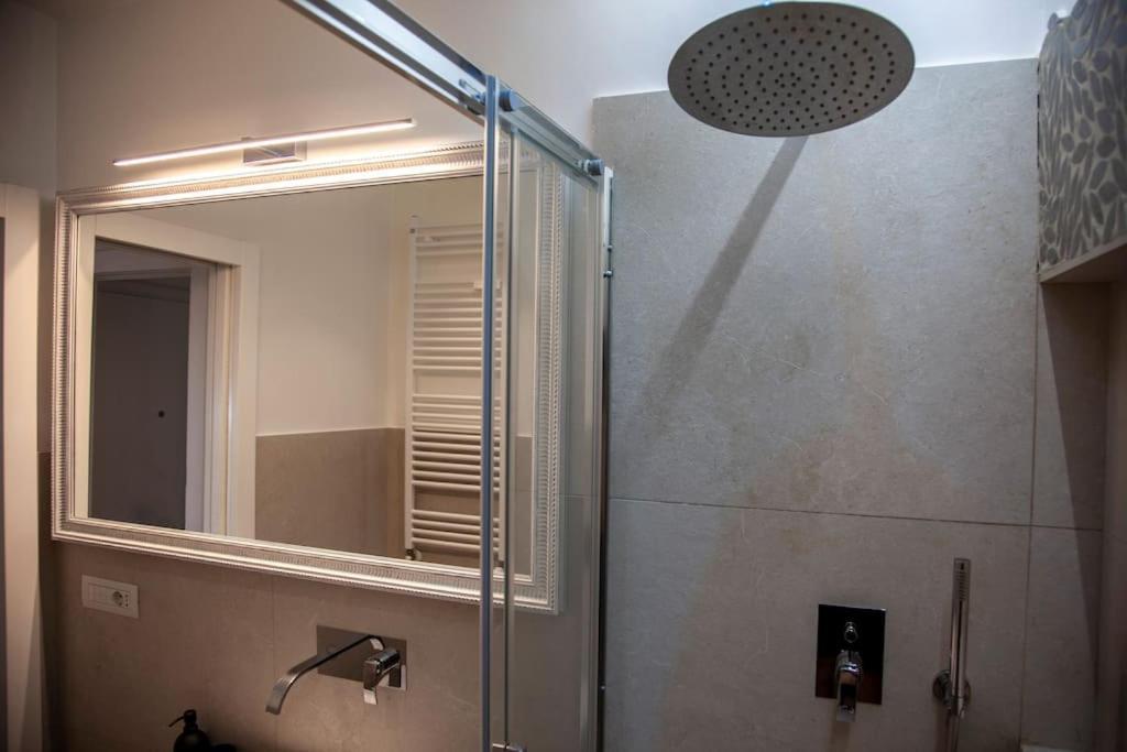 Modern And Stylish Flat Next To Metro Apartment Rom