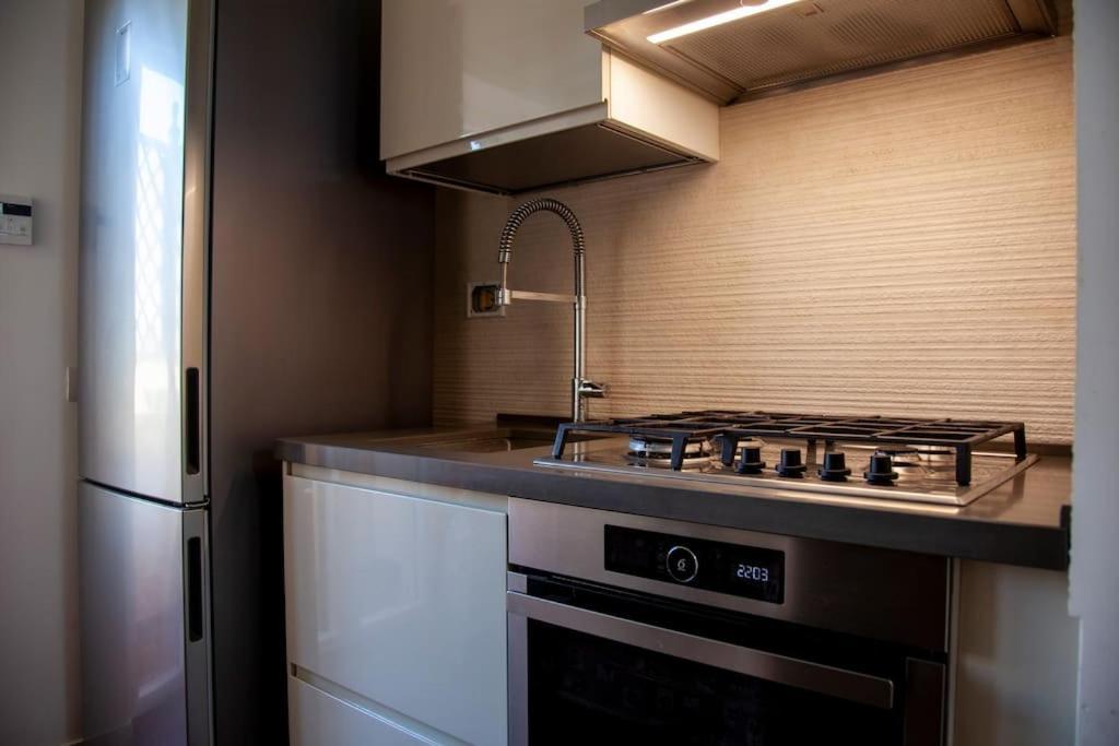 Modern And Stylish Flat Next To Metro Apartment Rom